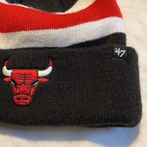 Chicago Bulls Hat with Pom Pom - Picture 4 of 4
